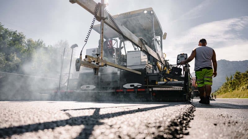 Nahaufnahme von Arbeiter bei Asphaltarbeiten von HELD & FRANCKE