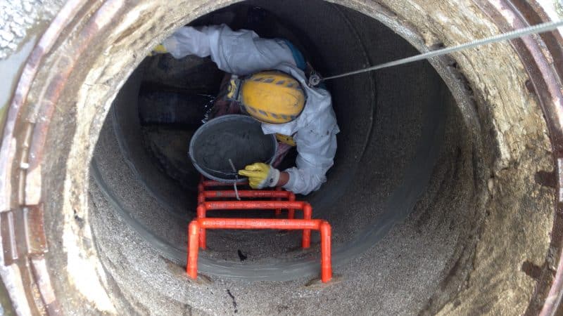 Arbeiter bei der Rohrüberprüfung