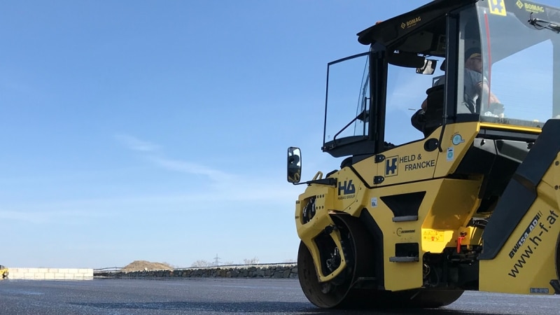 Walze bei Asphaltarbeiten