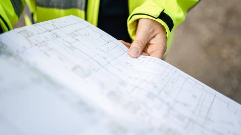Arbeiter von Held & Francke mit Bauplan